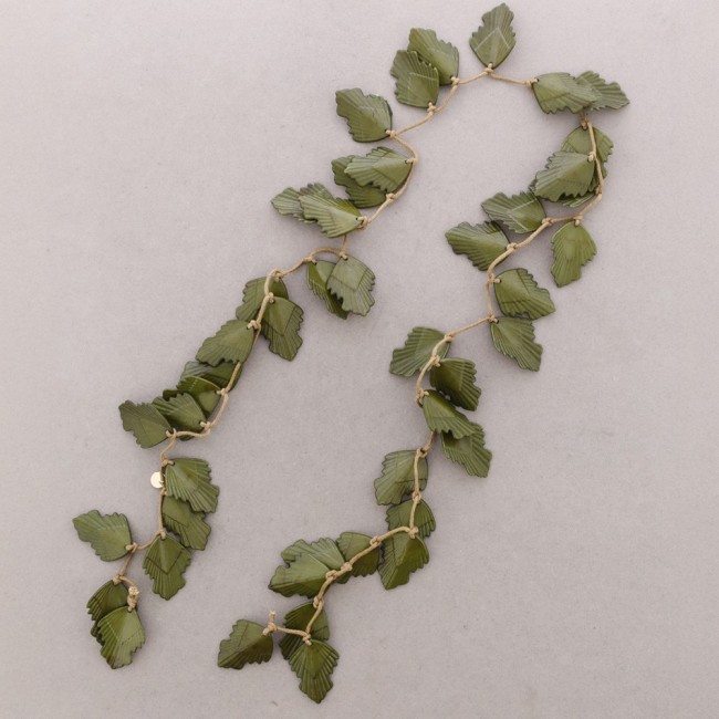 OPEN RESIN LEAVES NECKLACE