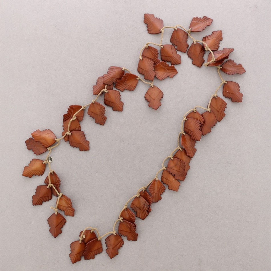 OPEN RESIN LEAVES NECKLACE