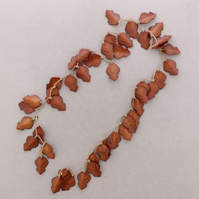 OPEN RESIN LEAVES NECKLACE