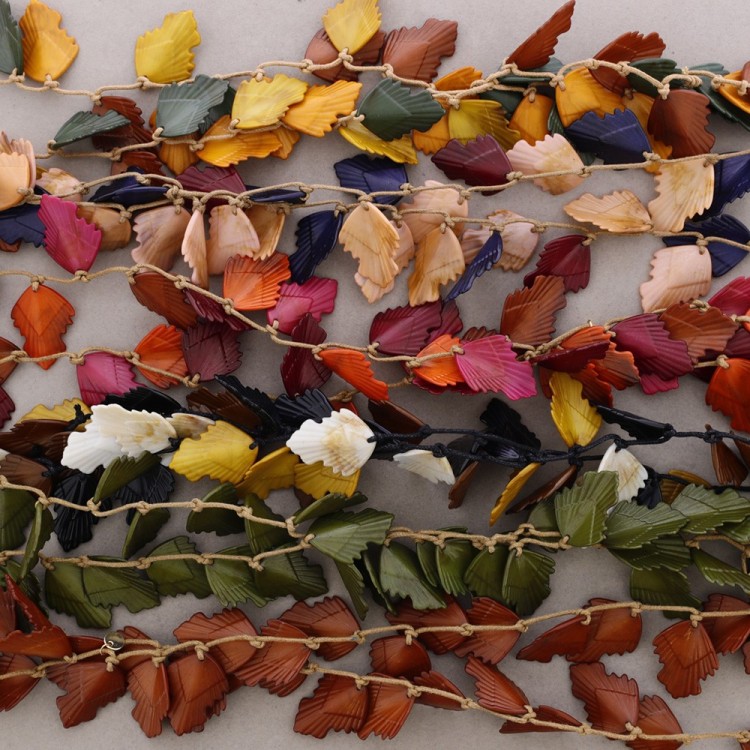 OPEN RESIN LEAVES NECKLACE 2