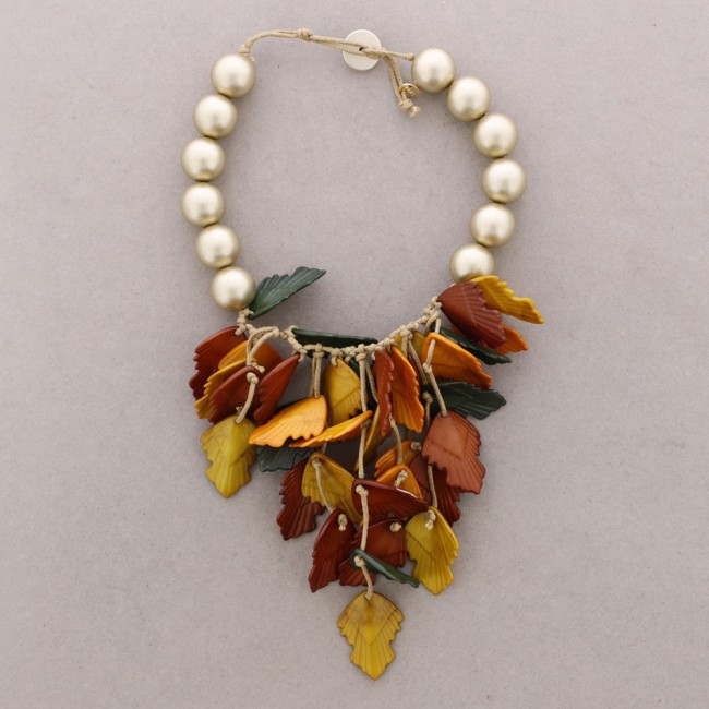 METAL BEAD NECKLACE WITH RESIN LEAF PENDANT