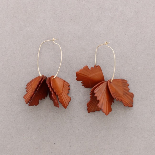 PENDIENTES ARO HOJAS RESINA