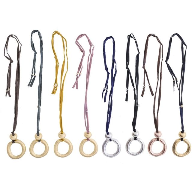 LONG TUBE NECKLACE WITH METAL RING PENDANT