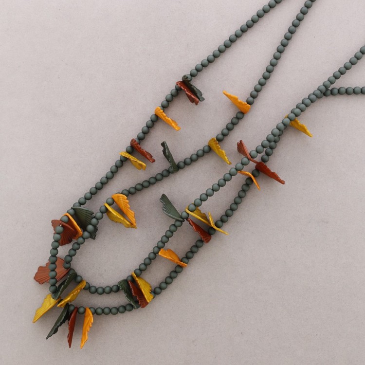 COLLAR LARGO DOBLE CUENTAS HOJAS RESINA
