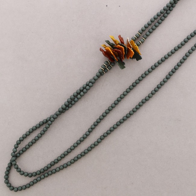 COLLAR LARGO DOBLE CUENTAS HOJAS RESINA