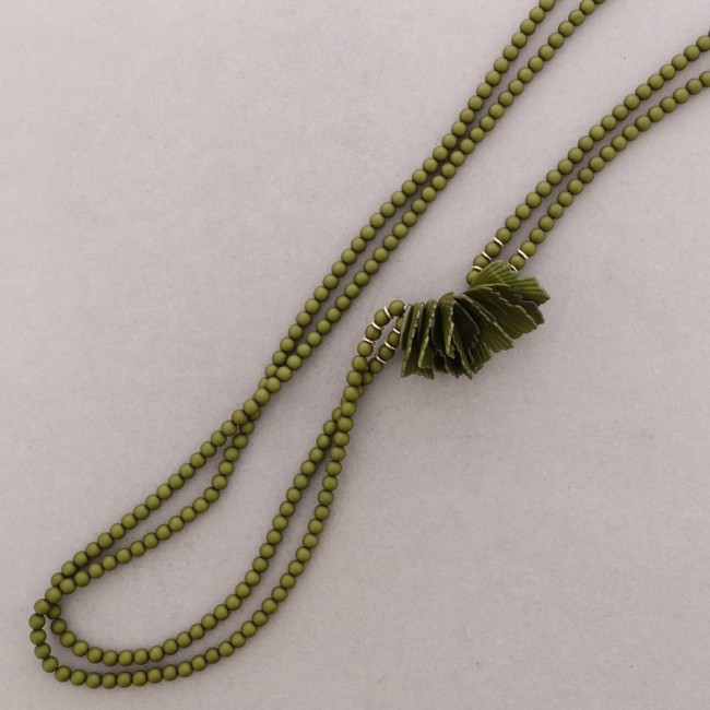 COLLAR LARGO DOBLE CUENTAS HOJAS RESINA