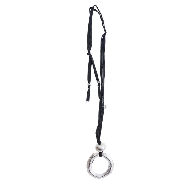 LONG TUBE NECKLACE WITH METAL RING PENDANT