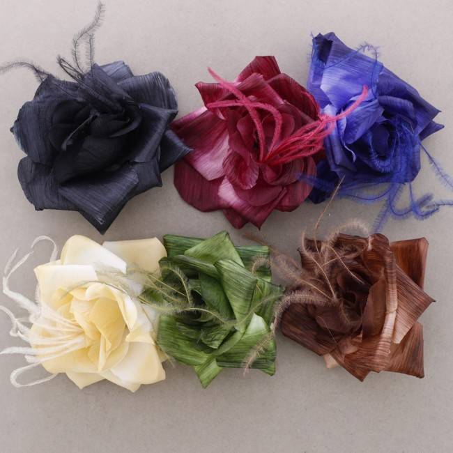 FABRIC FLOWER BROOCH WITH FEATHERS 13CM