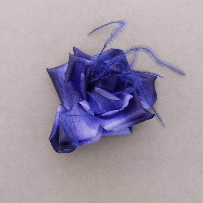 FABRIC FLOWER BROOCH WITH FEATHERS 13CM