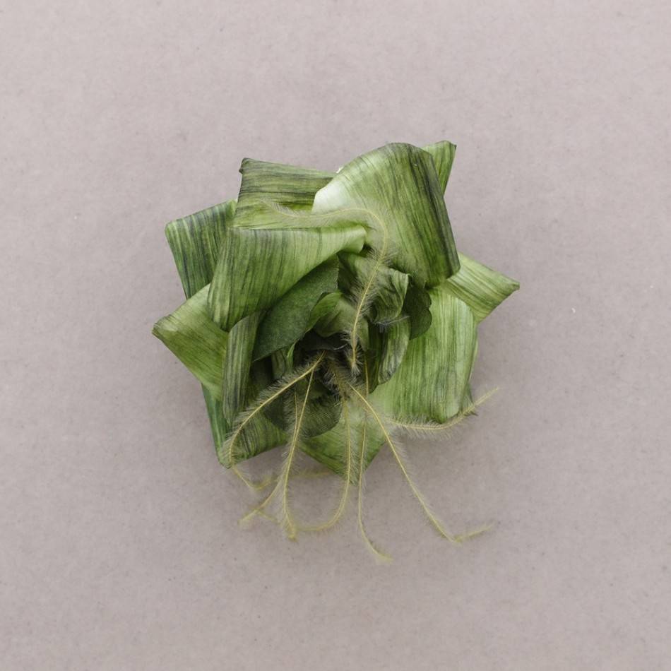 FABRIC FLOWER BROOCH WITH FEATHERS 13CM