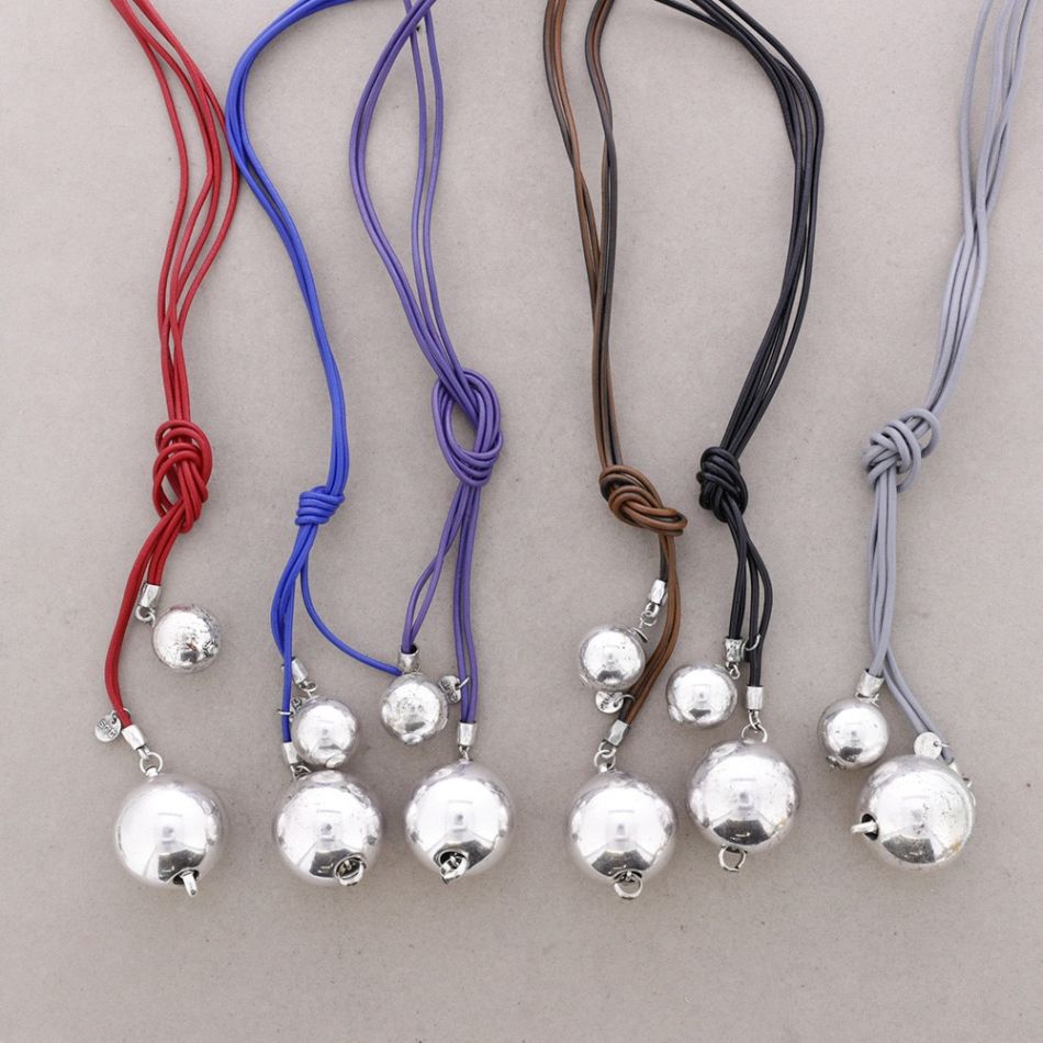 COLLAR LARGO CUERO CUENTAS METAL