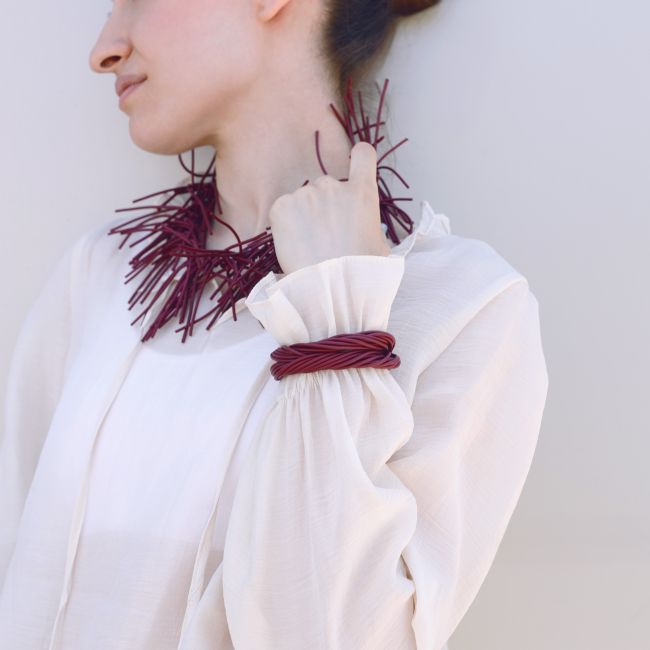 MULTI-STRIP RUBBER BRACELET WITH MAGNETIC CLASP