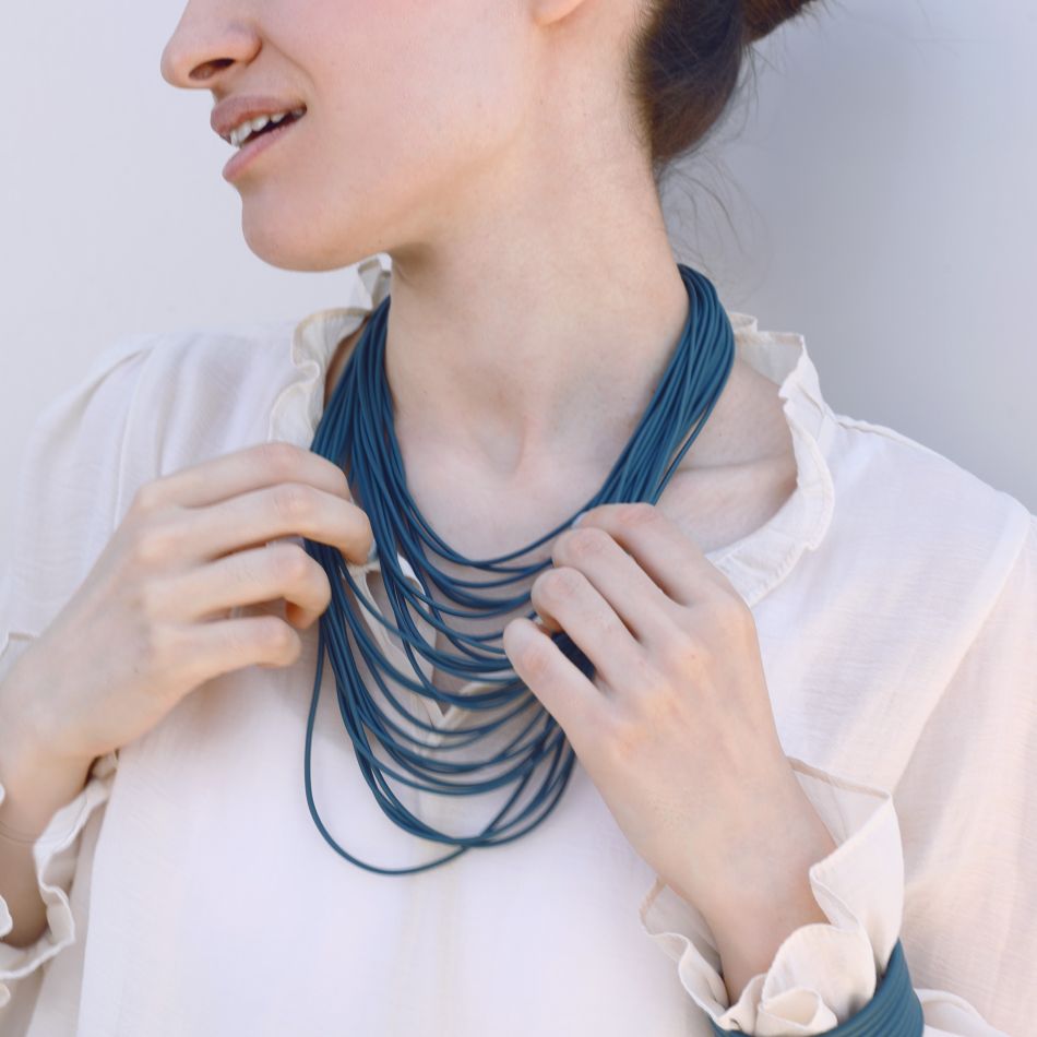 MULTI-ROW RUBBER CHOKER