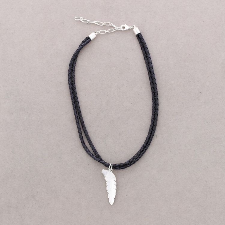CHOKER DOBLE CUERO TRENZADO PIEDRA PLUMA METAL