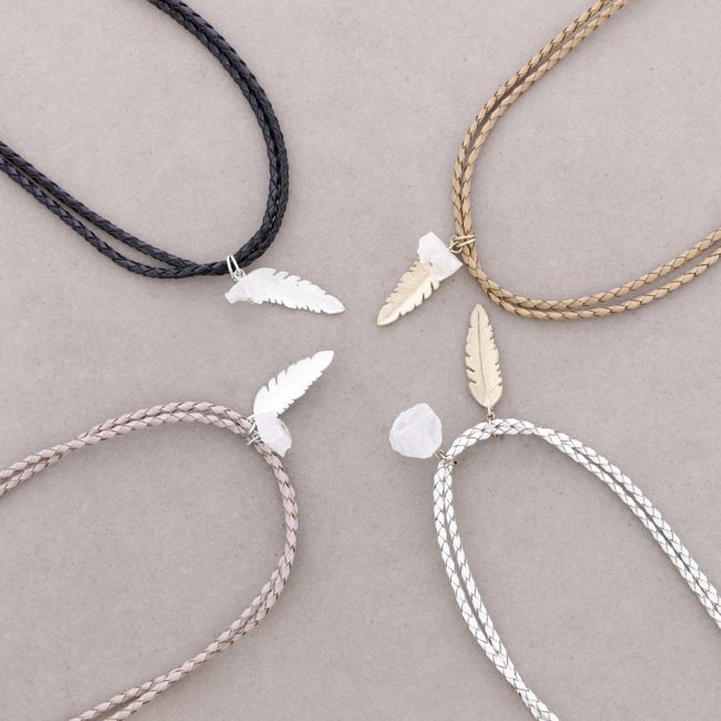 CHOKER DOBLE CUERO TRENZADO PIEDRA PLUMA METAL