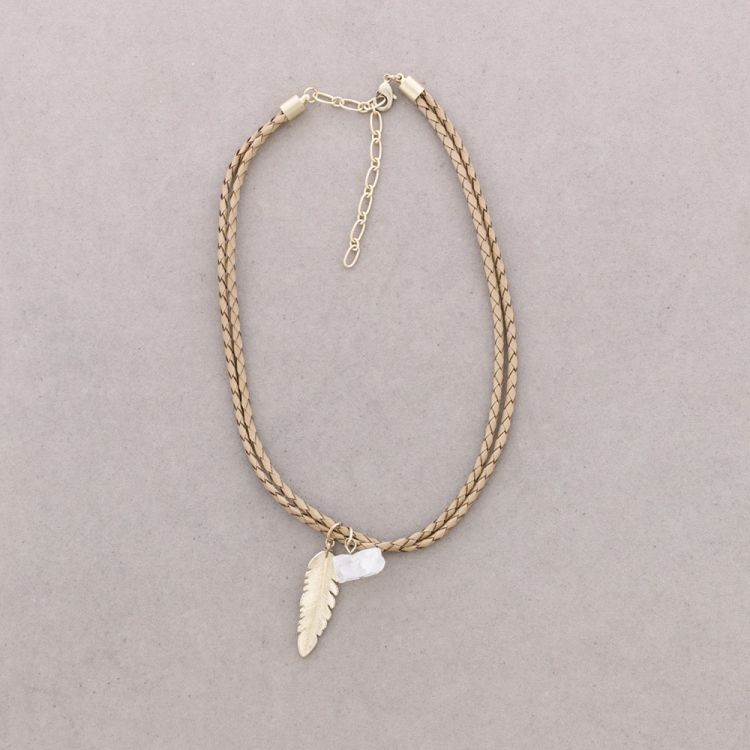 CHOKER DOBLE CUERO TRENZADO PIEDRA PLUMA METAL 2
