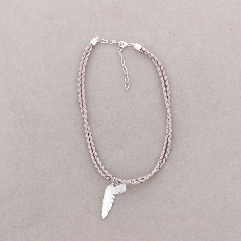 CHOKER DOBLE CUERO TRENZADO PIEDRA PLUMA METAL
