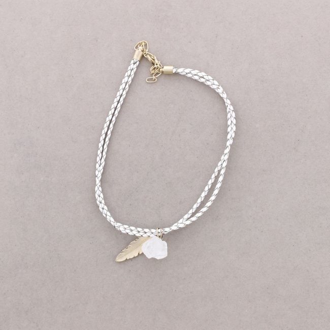 CHOKER DOBLE CUERO TRENZADO PIEDRA PLUMA METAL