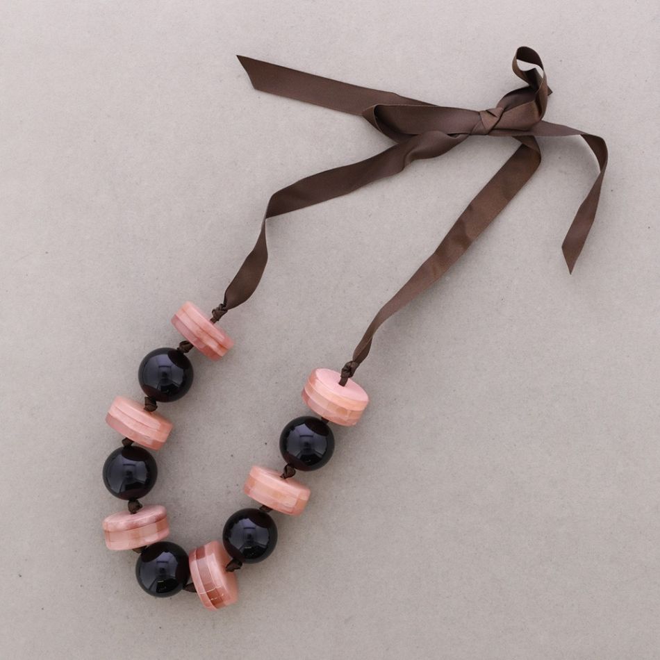 LONG NECKLACE WITH RESIN BEADS