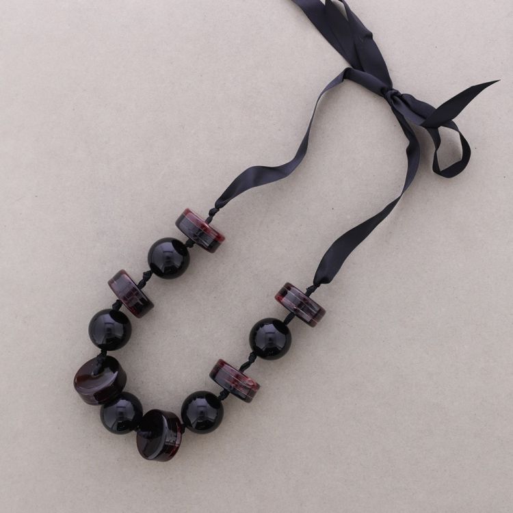 LONG NECKLACE WITH RESIN BEADS
