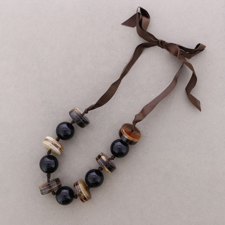COLLAR LARGO CUENTAS RESINA