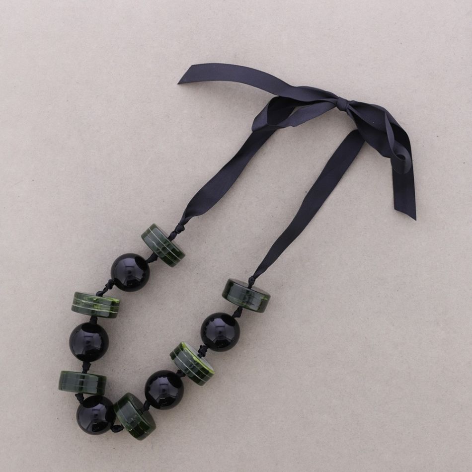 LONG NECKLACE WITH RESIN BEADS