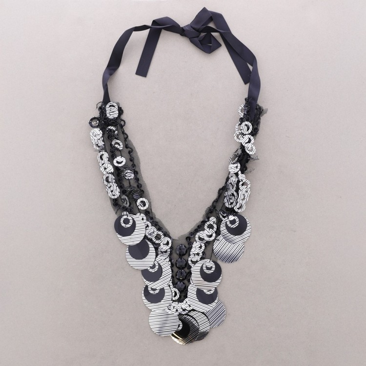 COLLAR BABERO LENTEJUELAS
