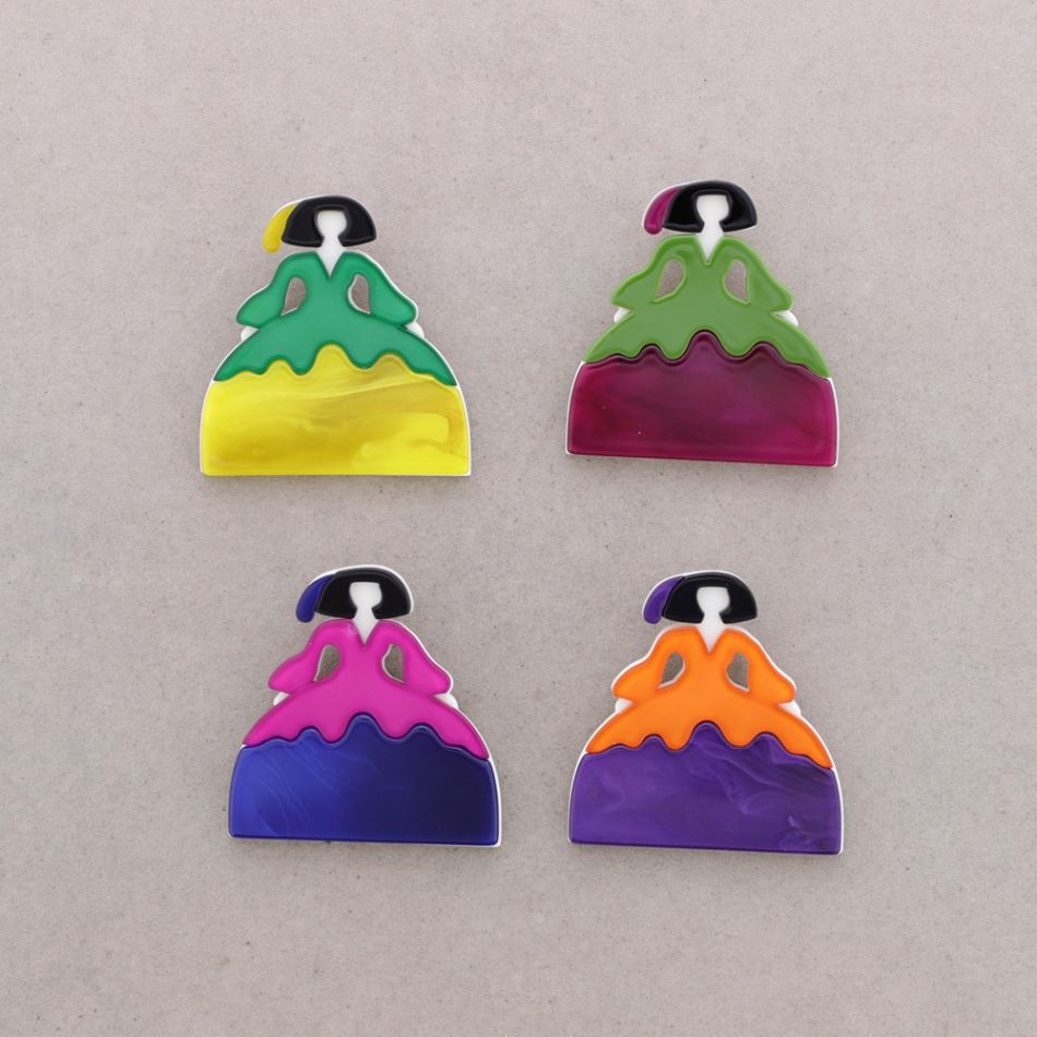 RESIN MENINA BROOCH