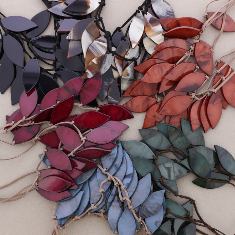 GLOSSY SUEDE RESIN PETALS NECKLACE 2