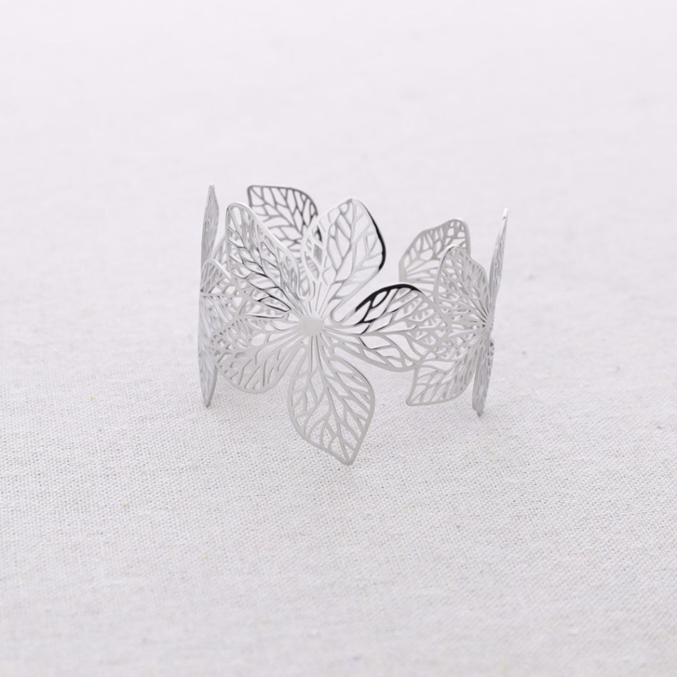 ADJUSTABLE STAINLESS STEEL BRACELET WITH FILIGREE FLOWER