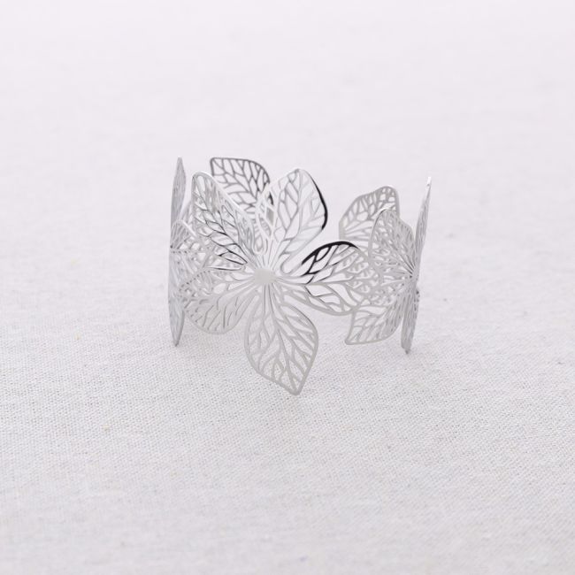 ADJUSTABLE STAINLESS STEEL BRACELET WITH FILIGREE FLOWER