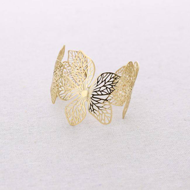 ADJUSTABLE STAINLESS STEEL BRACELET WITH FILIGREE FLOWER