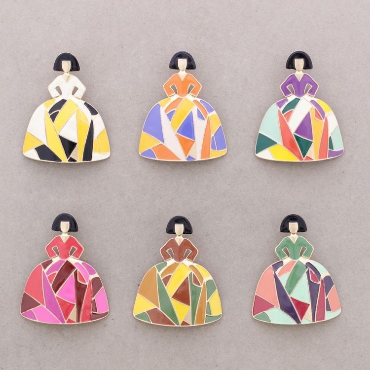BROCHE MENINA METAL ESMALTE 2