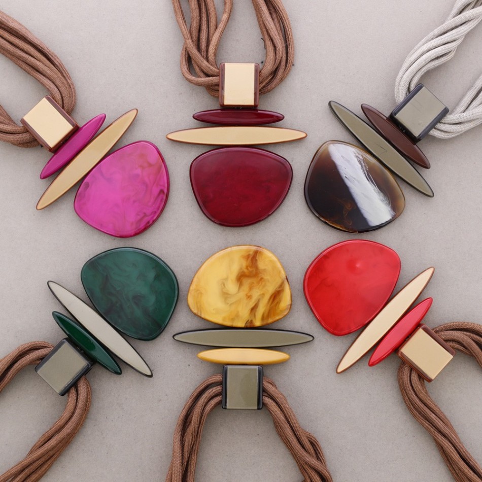 RESIN PENDANT NECKLACE