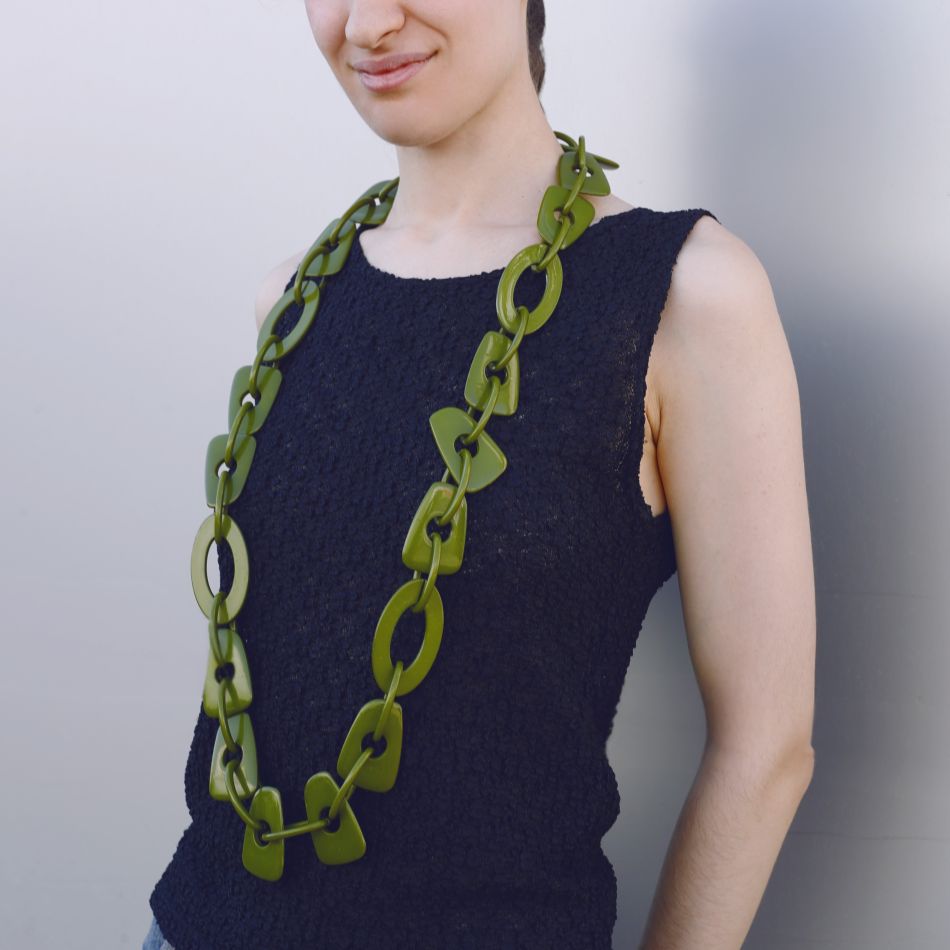 COLLAR LARGO ESLABONES IRREGULAR RESINA