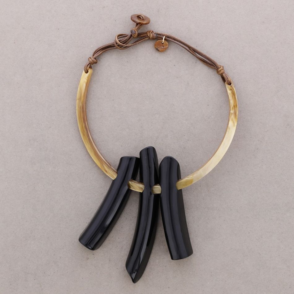 RESIN PENDANT NECKLACE