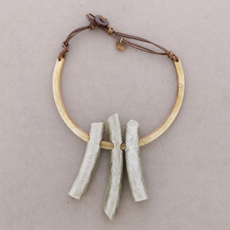 RESIN PENDANT NECKLACE
