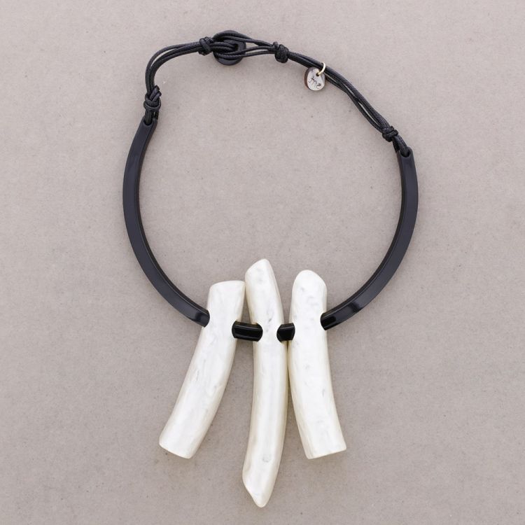 RESIN PENDANT NECKLACE