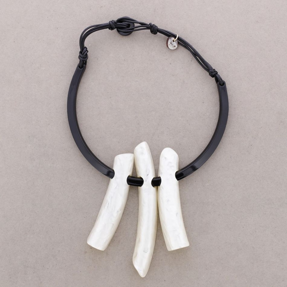 RESIN PENDANT NECKLACE