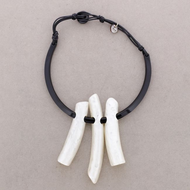 RESIN PENDANT NECKLACE
