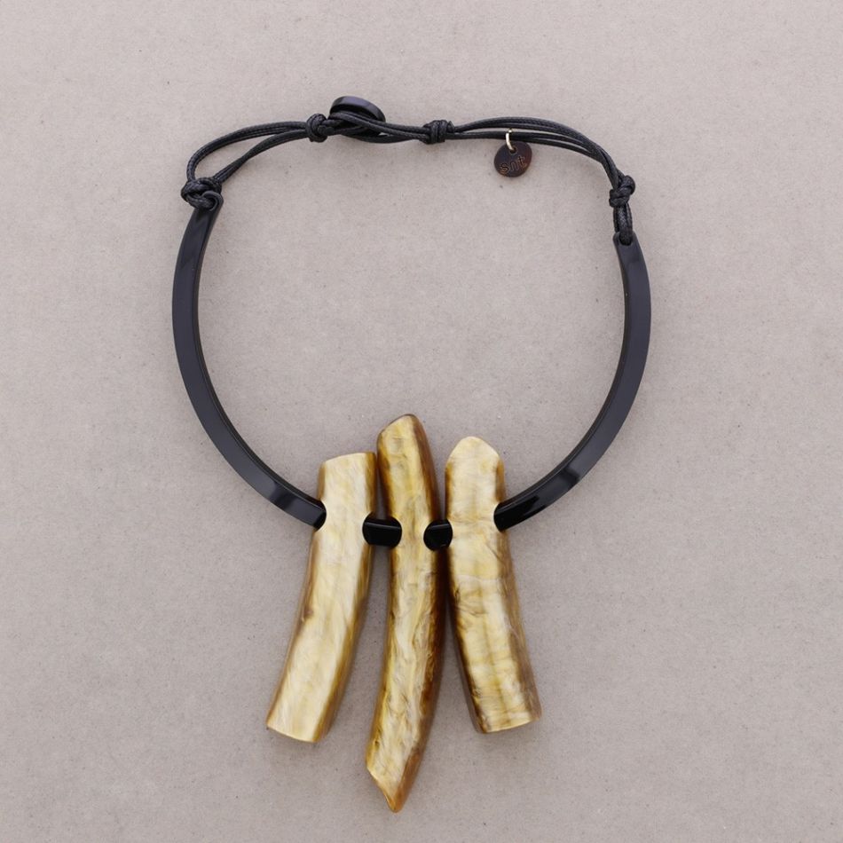 RESIN PENDANT NECKLACE