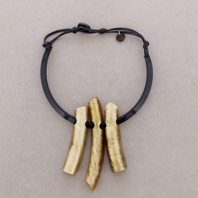 RESIN PENDANT NECKLACE