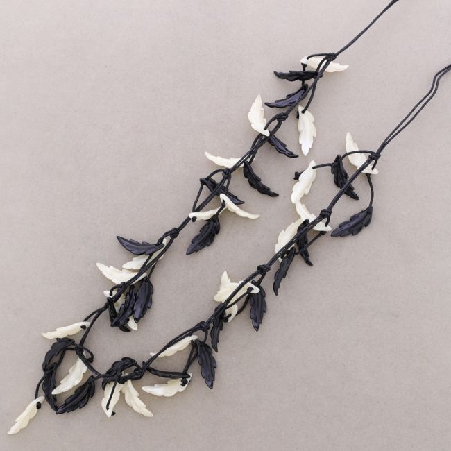 COLLAR LARGO COLGANTES HOJAS RESINA