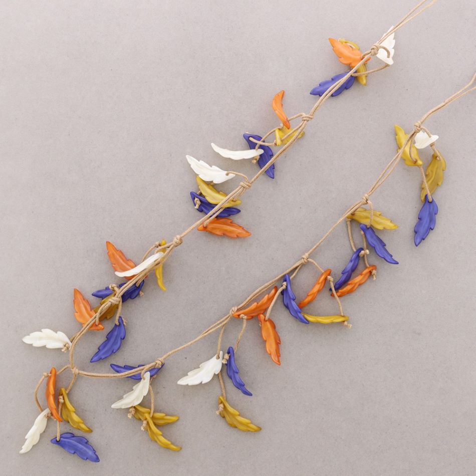 COLLAR LARGO COLGANTES HOJAS RESINA