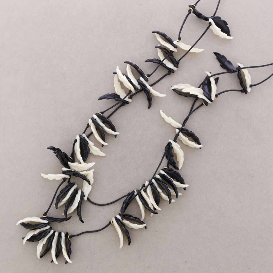 COLLAR LARGO DOBLE COLGANTES HOJAS RESINA