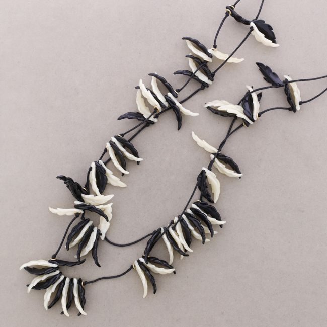 COLLAR LARGO DOBLE COLGANTES HOJAS RESINA