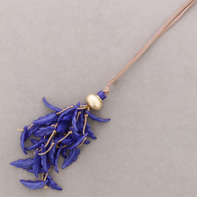 LONG RESIN LEAF PENDANT NECKLACE