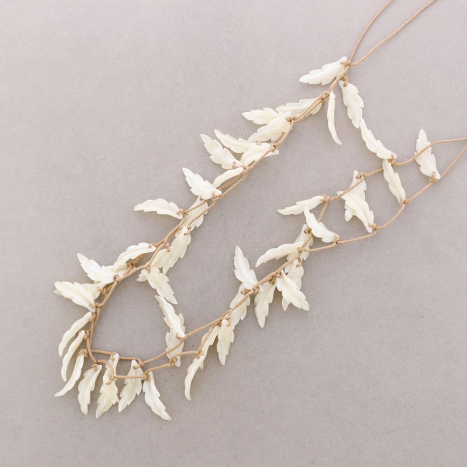 COLLAR LARGO DOBLE COLGANTES HOJAS RESINA