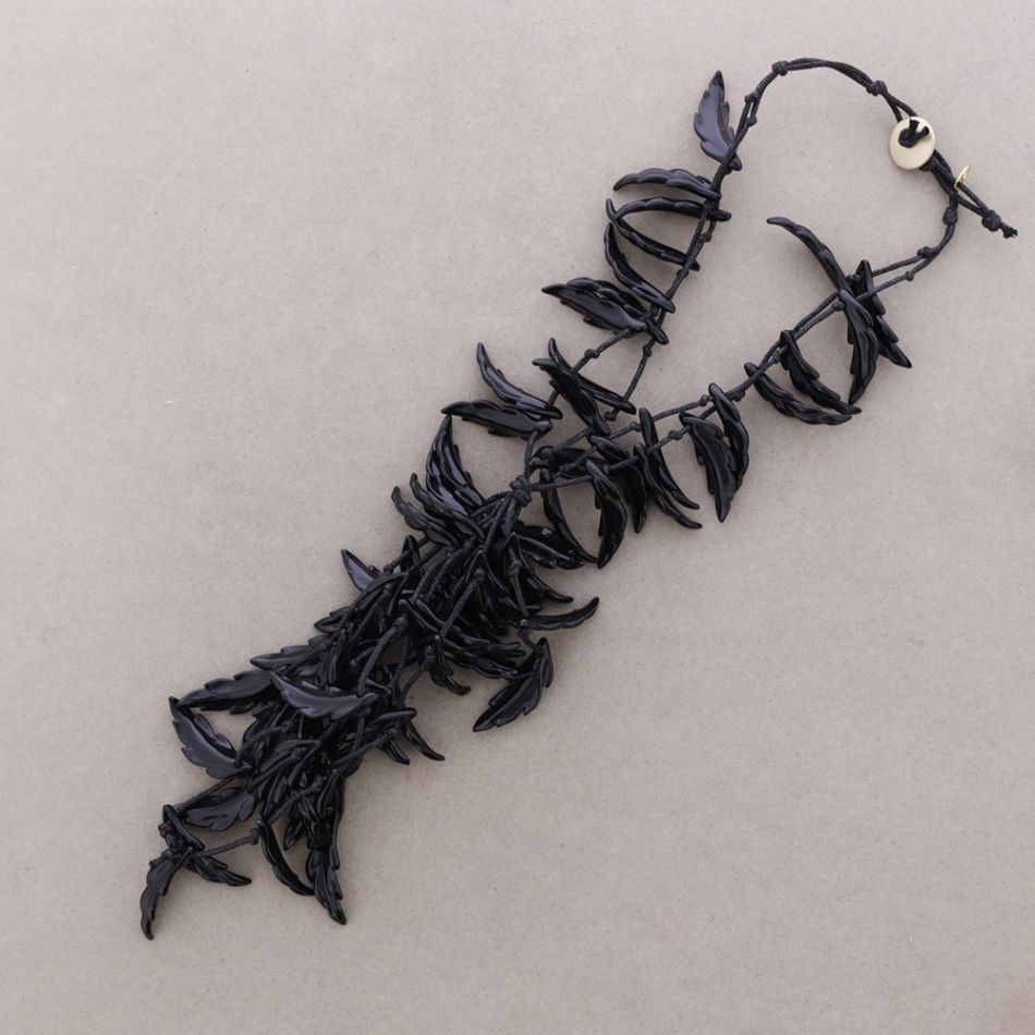 RESIN LEAF PENDANT NECKLACE