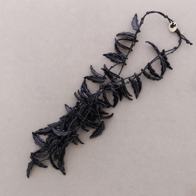 RESIN LEAF PENDANT NECKLACE